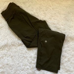 Lululemon women’s studio dance cropped pant in cargo green size 4